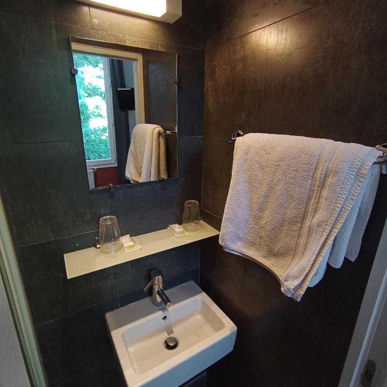 Caulaincourt Montmartre by Hiphophostels - Chambre Double avec Salle de Bains Commune - 1