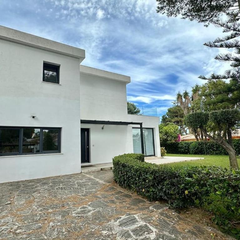 Stunning villa near the beach - Villa - 40