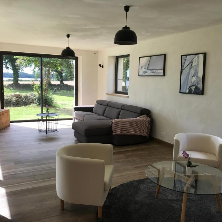 Villa Piscine & Presqu'île - Four-Bedroom House - 11
