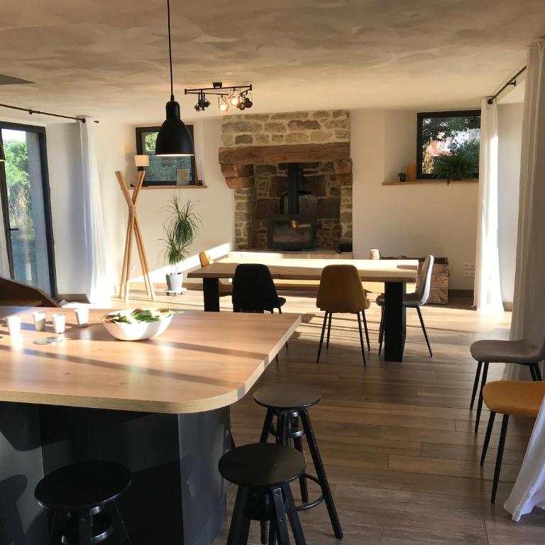 Villa Piscine & Presqu'île - Four-Bedroom House - 5