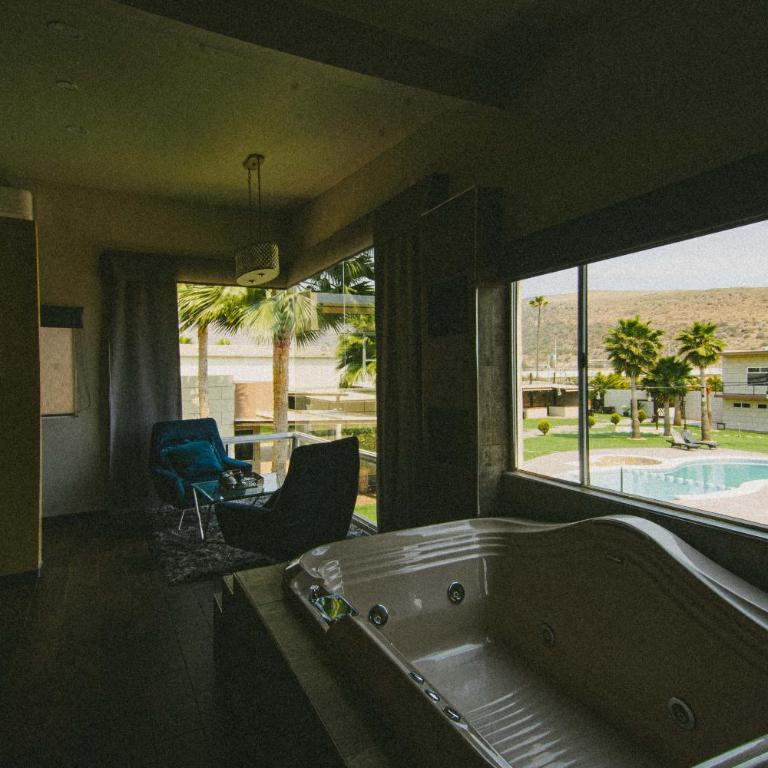 Quinta San Carlos Ensenada - Suite con cama extragrande y vistas a la piscina - 4