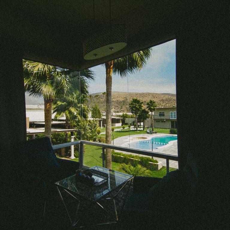 Quinta San Carlos Ensenada - Suite con cama extragrande y vistas a la piscina - 6