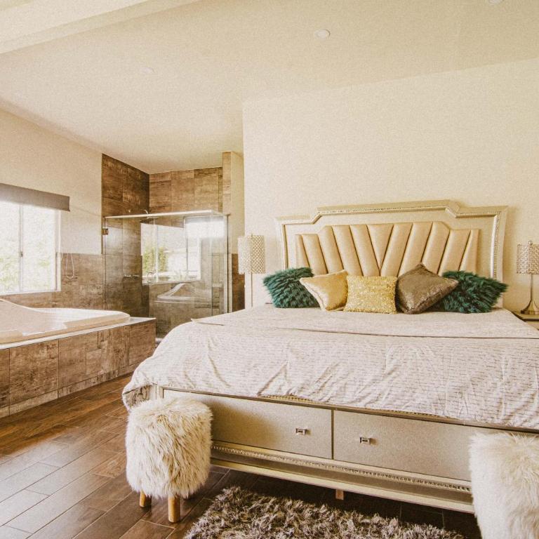 Quinta San Carlos Ensenada - Suite con cama extragrande y vistas a la piscina - 1