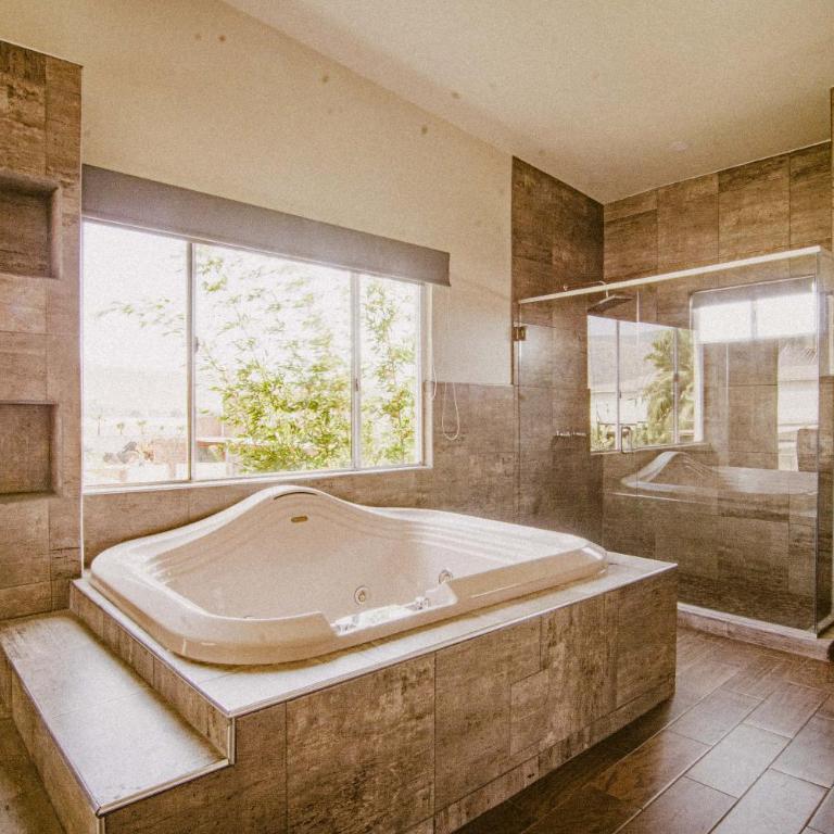 Quinta San Carlos Ensenada - Suite con cama extragrande y vistas a la piscina - 9