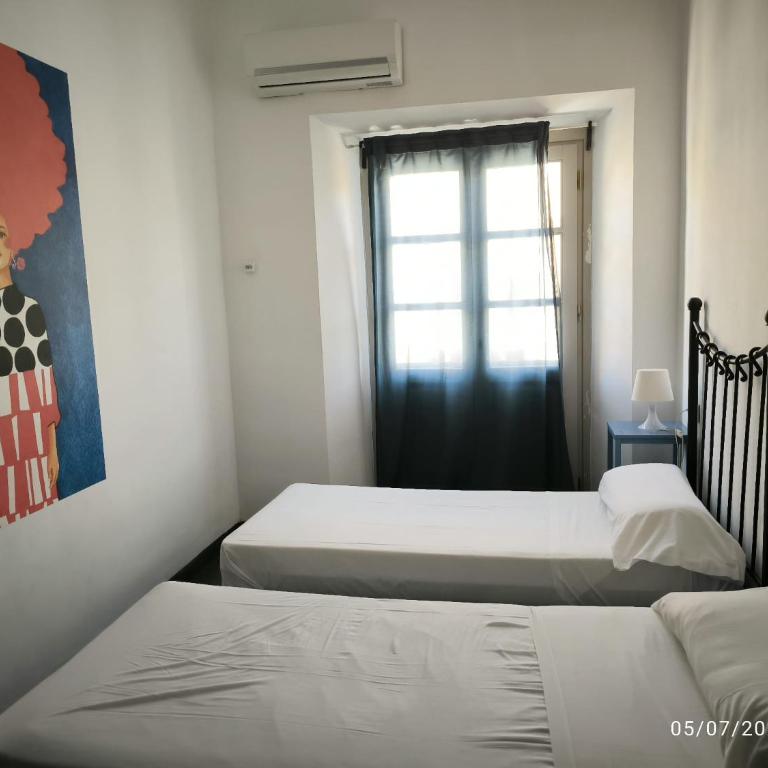 Feel Hostels Soho Malaga - Habitación Doble con balcón y baño compartido - 2 camas - 2