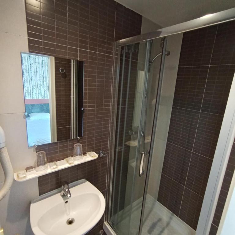 Caulaincourt Montmartre by Hiphophostels - Chambre Quadruple avec Salle de Bains Privative - 5