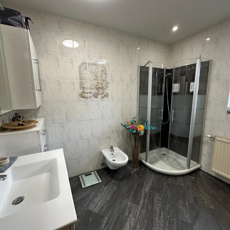 Villa Racing - Privatzimmer in Spielberg - Chambre Triple avec Balcon - 4