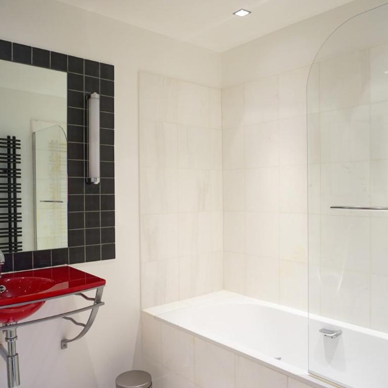 Paris Apartment Ideal for Exploring Paris - One-Bedroom Apartment - 11