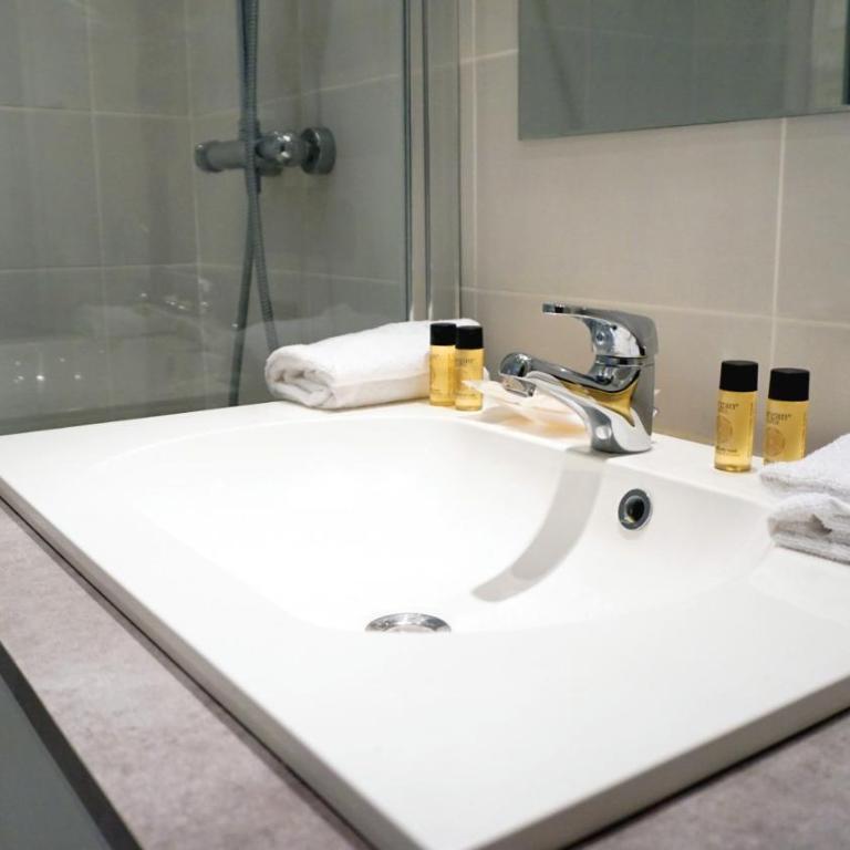 Peaceful 15th Paris Apartment with Metro Access - Appartement 2 Chambres - 22