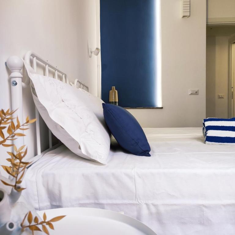 Donna Oliva Guest House - Double Room with Private Bathroom - 13