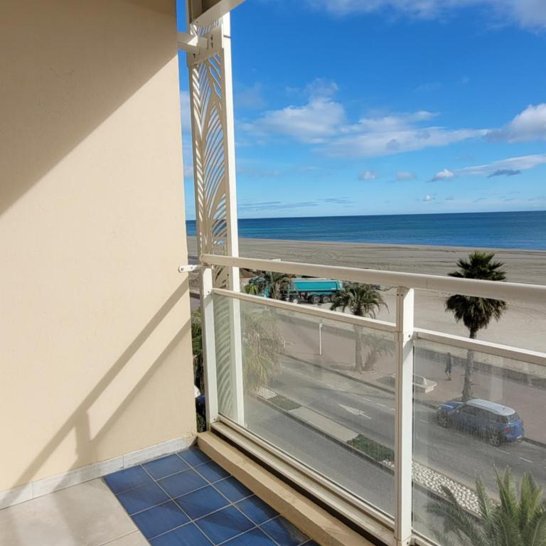 Appartement 80 m2, T 3 vue imprenable face à la mer - Appartement 2 Chambres - 12