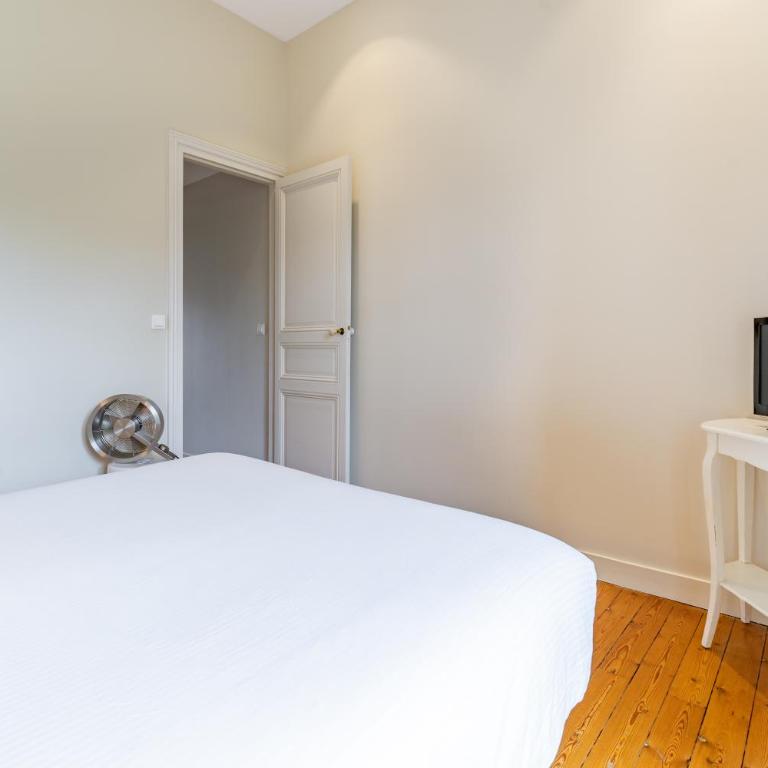 Magnifiques et lumineux Appartement de charme aux Quinconces ideal pour 4 ou 6 personnes - Two-Bedroom Apartment - 10