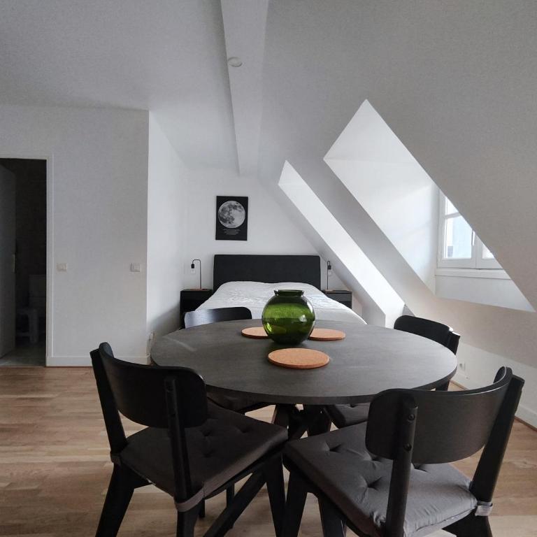 Paris Apartment Near Arc de Triomphe and Shopping - Studio - 2