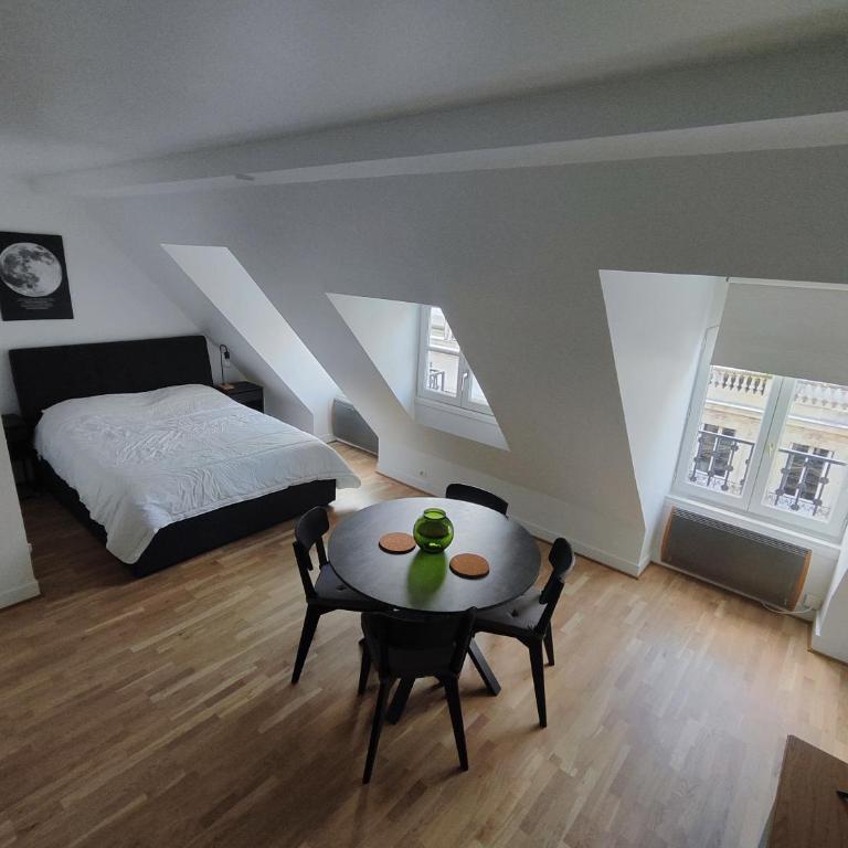 Paris Apartment Near Arc de Triomphe and Shopping - Studio - 5