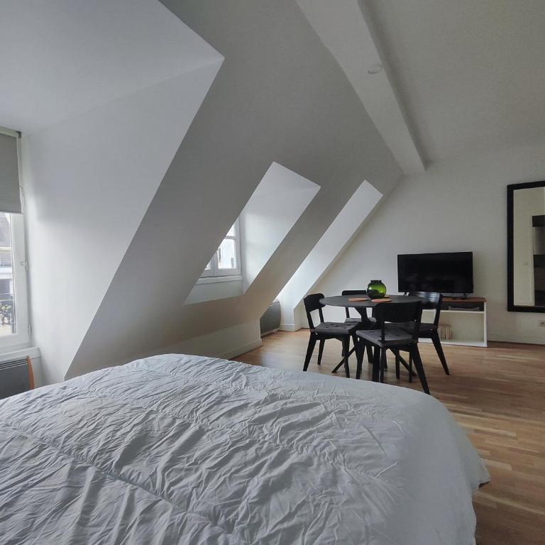 Paris Apartment Near Arc de Triomphe and Shopping - Studio - 6
