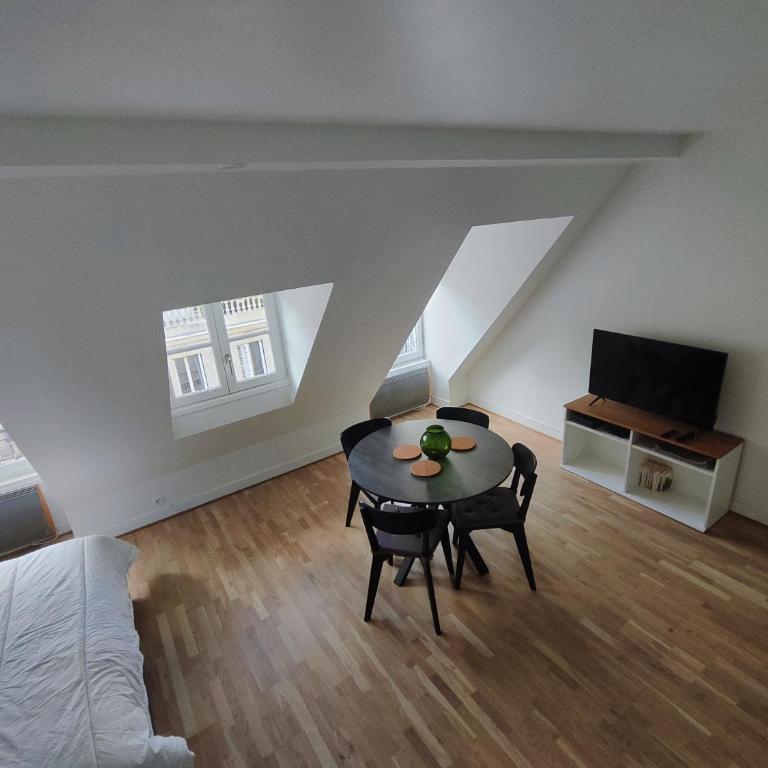 Paris Apartment Near Arc de Triomphe and Shopping - Studio - 8