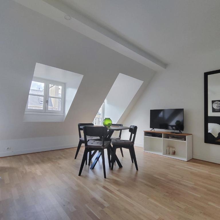 Paris Apartment Near Arc de Triomphe and Shopping - Studio - 10