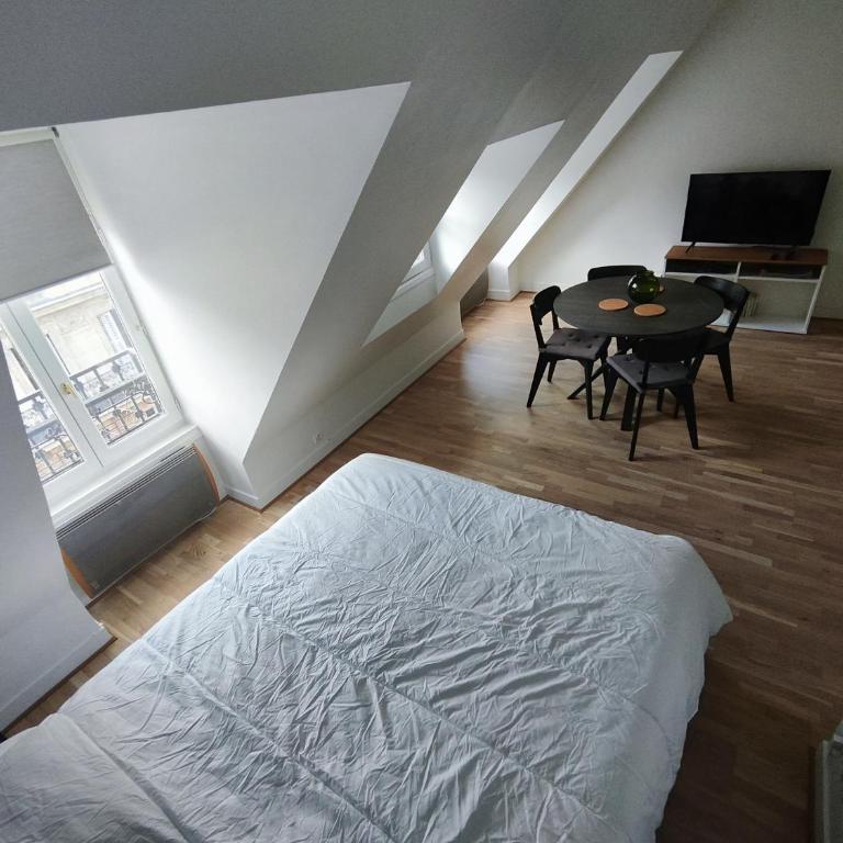Paris Apartment Near Arc de Triomphe and Shopping - Studio - 9