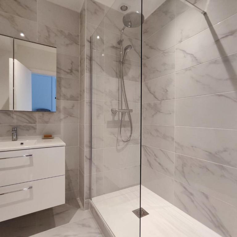 Paris Apartment Near Arc de Triomphe and Shopping - Studio - 12