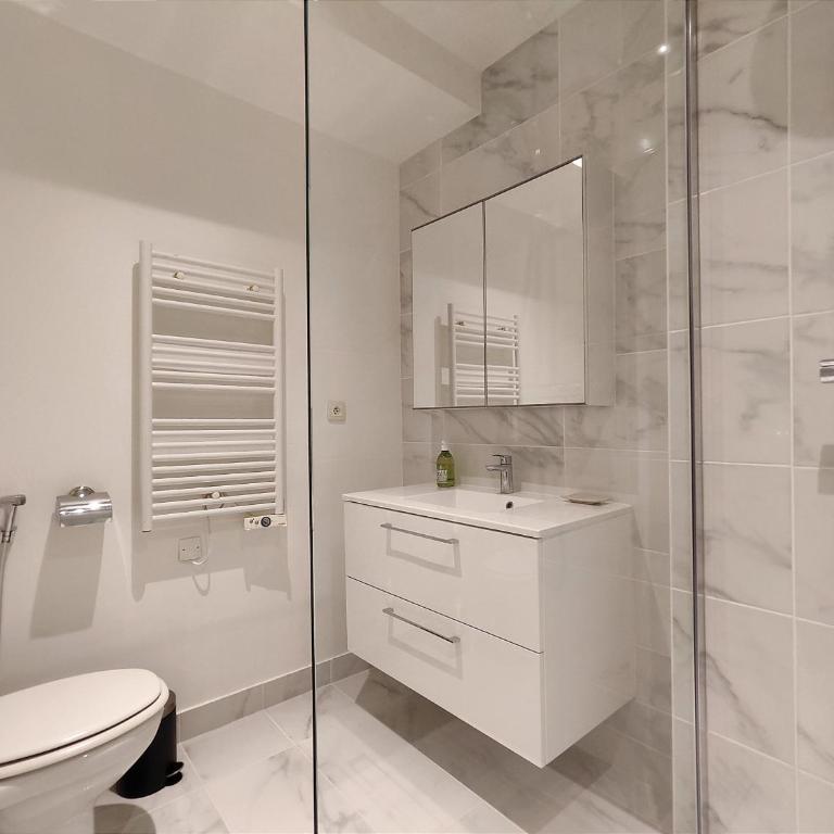 Paris Apartment Near Arc de Triomphe and Shopping - Studio - 14