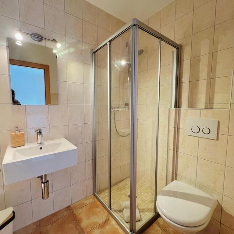 La Tzoum'hostel - Quadruple Room with Bathroom - 1