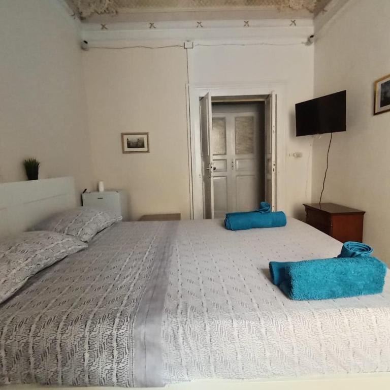 Art in Center - Double Room with Private Bathroom - 5
