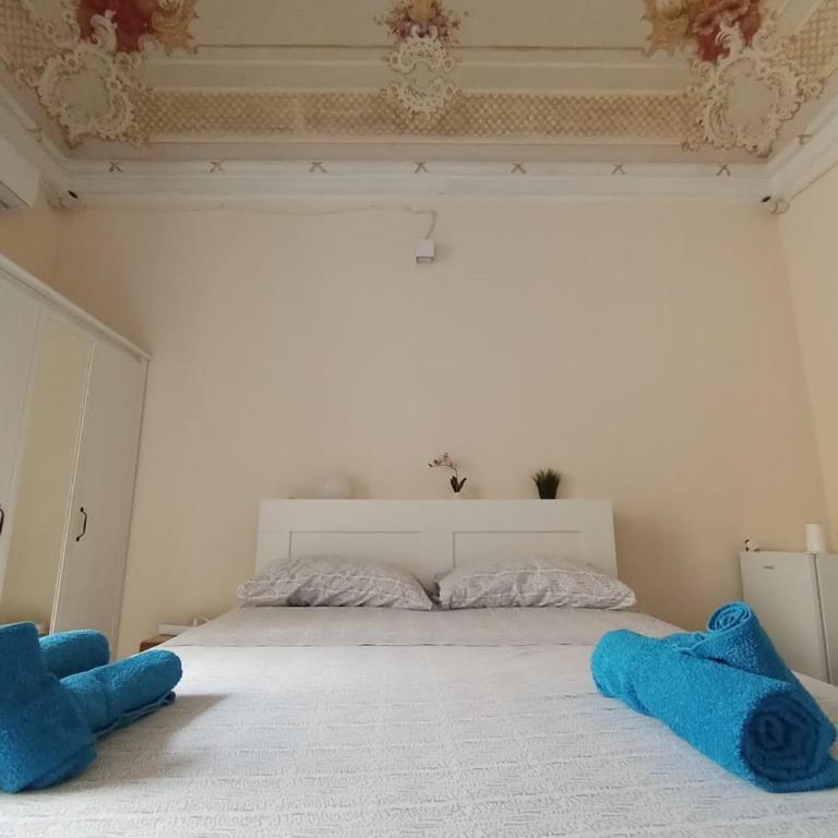 Art in Center - Double Room with Private Bathroom - 6
