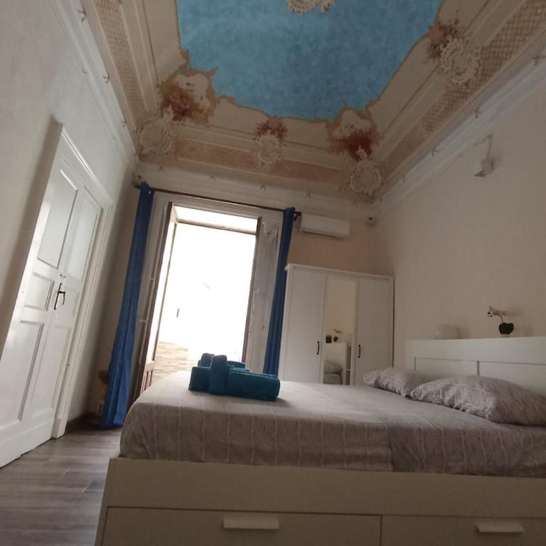 Art in Center - Double Room with Private Bathroom - 1