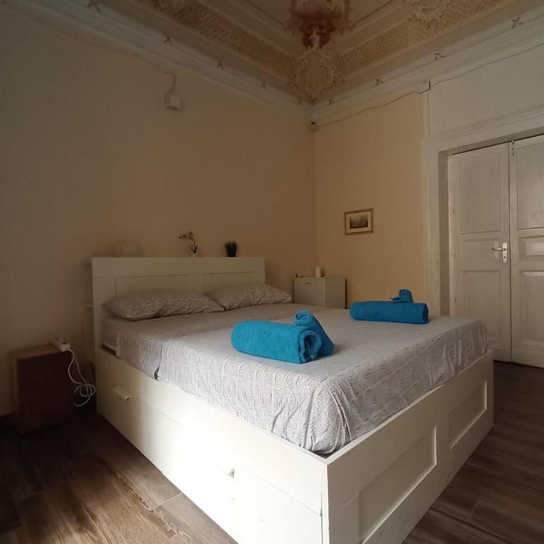 Art in Center - Double Room with Private Bathroom - 2