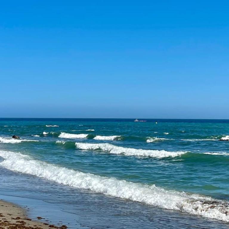 4New, 2 bed 2 bath Apartment Built 2024 with Community Pool and local beach - Apartamento de 2 dormitorios con vistas a la piscina - 1