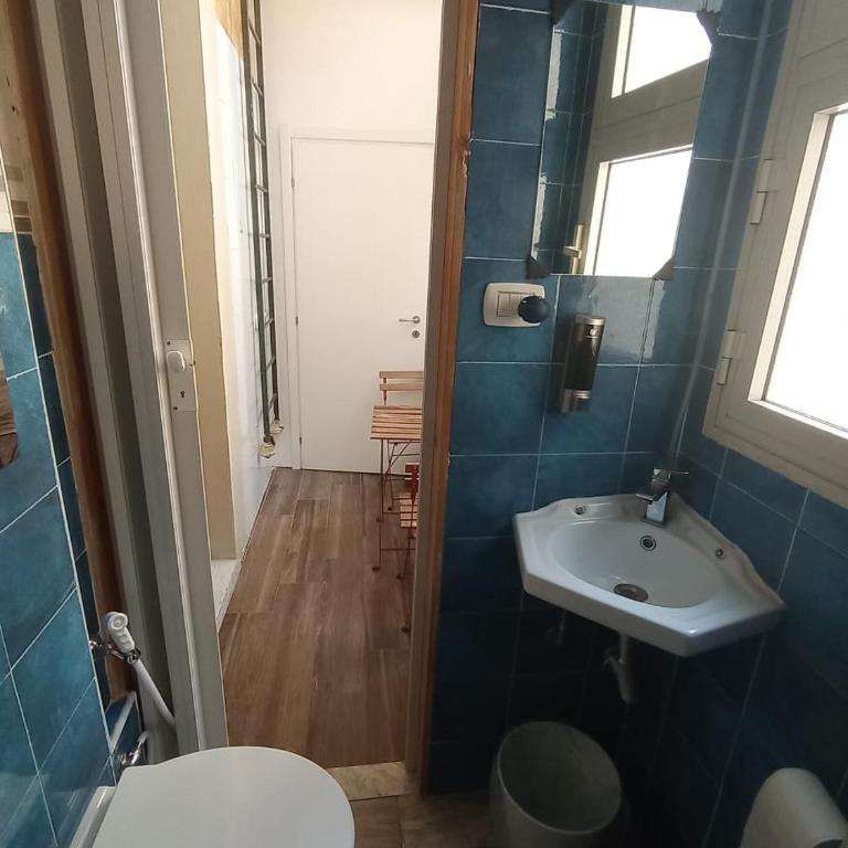 Art in Center - Double Room with Private Bathroom - 11