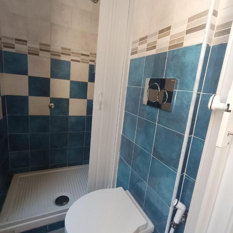 Art in Center - Double Room with Private Bathroom - 12