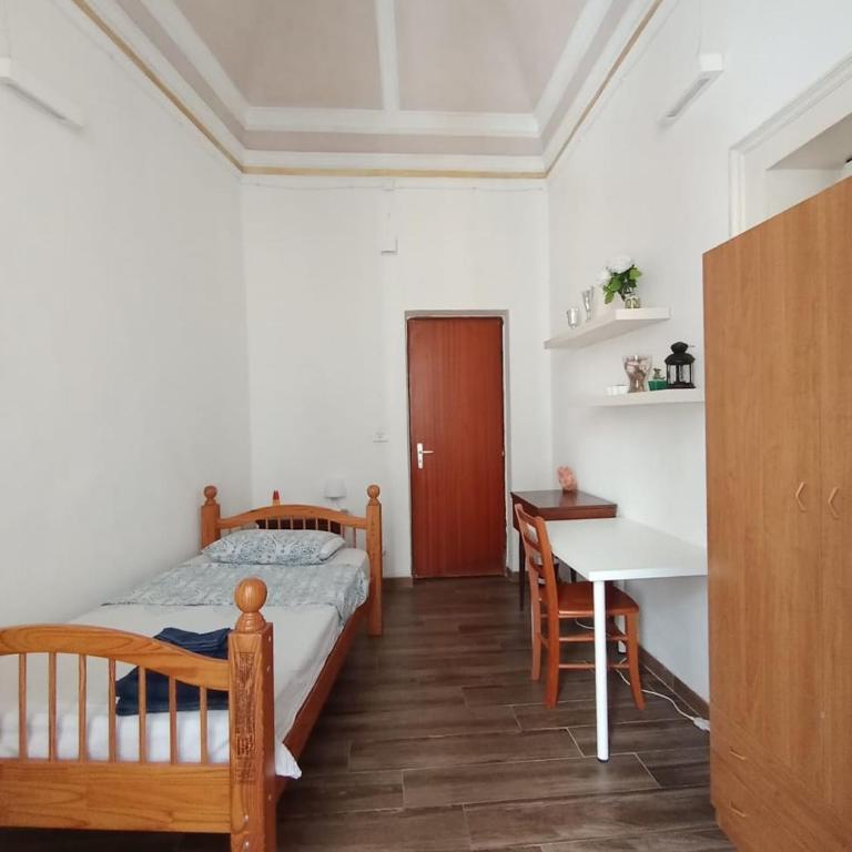 Art in Center - Single Room with Balcony - 1