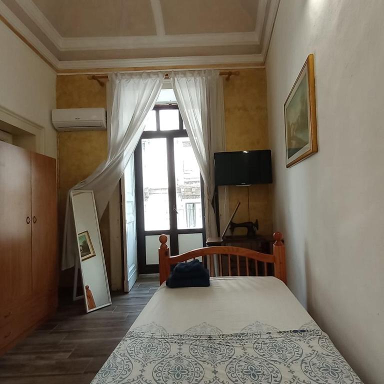 Art in Center - Single Room with Balcony - 3