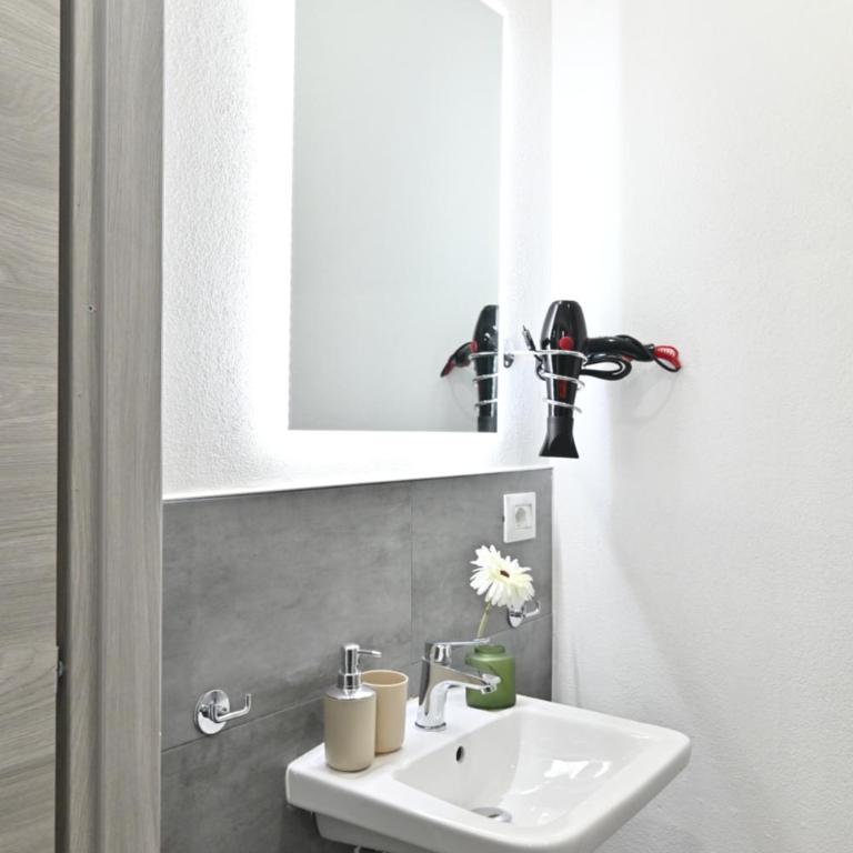 IzzHome The Breeze - One-Bedroom House - 9