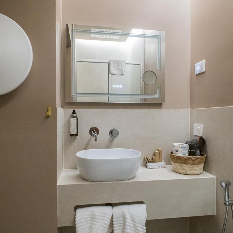 163 BOUTIQUE HOTEL - Deluxe Double Room - 1