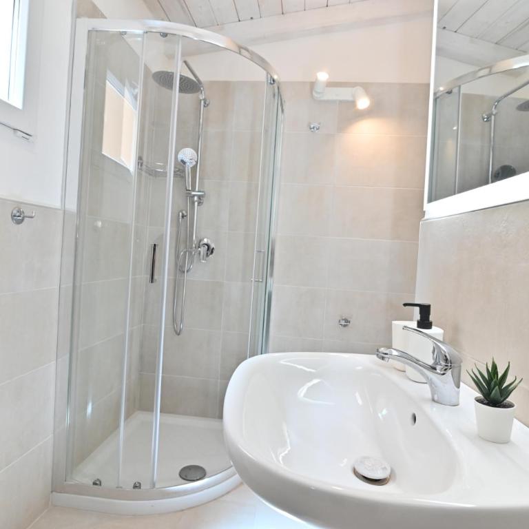 IzzHome The Breeze - One-Bedroom House - 18