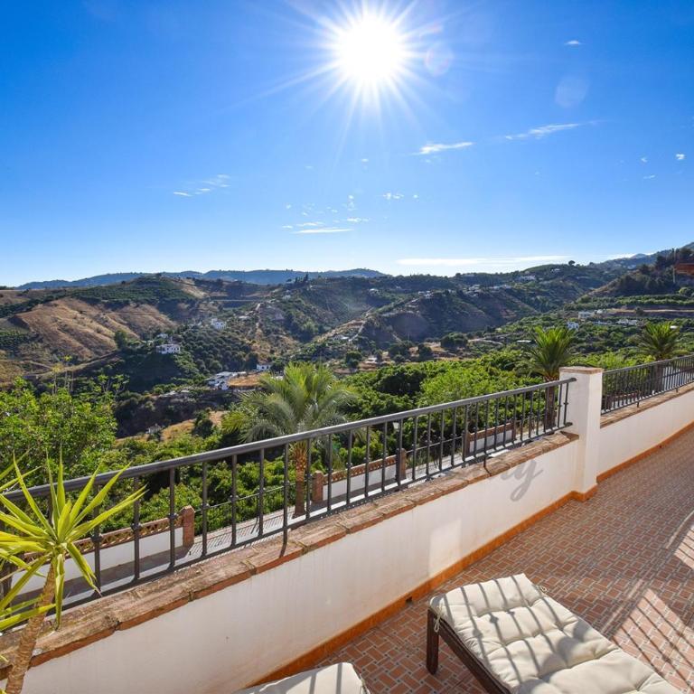 La Fuente APT 4, Frigiliana Amazing 3 bedroom 2 bthroom Family Apartment with views, Padel Court and 2 Pools HansOnHoliday Rentals - Apartamento de 3 dormitorios - 1