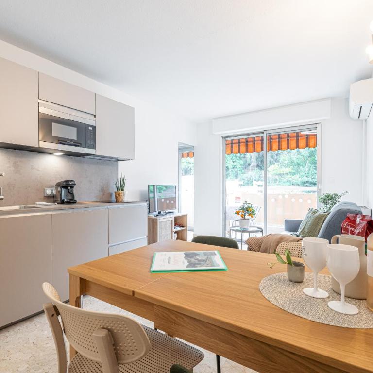 Appartement 2P rénové avec terrasse au Port de Nice - Apartamento de 1 dormitorio - 2