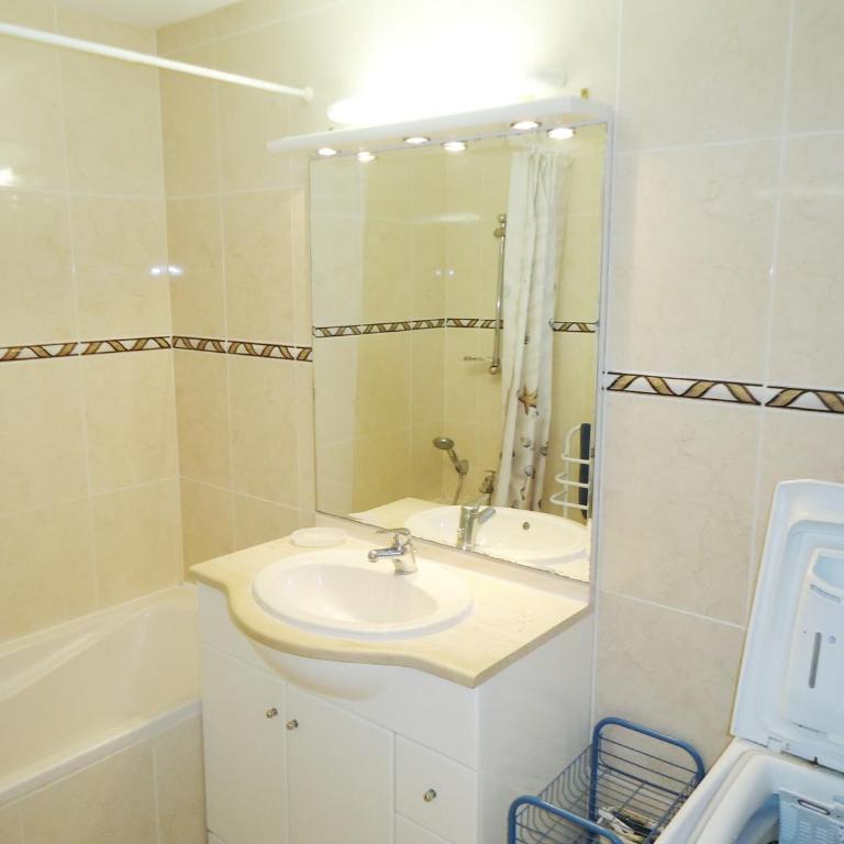 Bel Appartement 2 Pièces Climatisé proche Plages - One-Bedroom Apartment with Garden View - 10