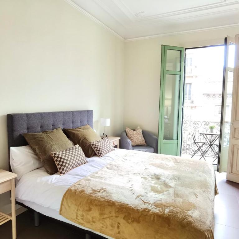 Casa Luxe Suites Barcelona - Three-Bedroom Deluxe Apartment - 2