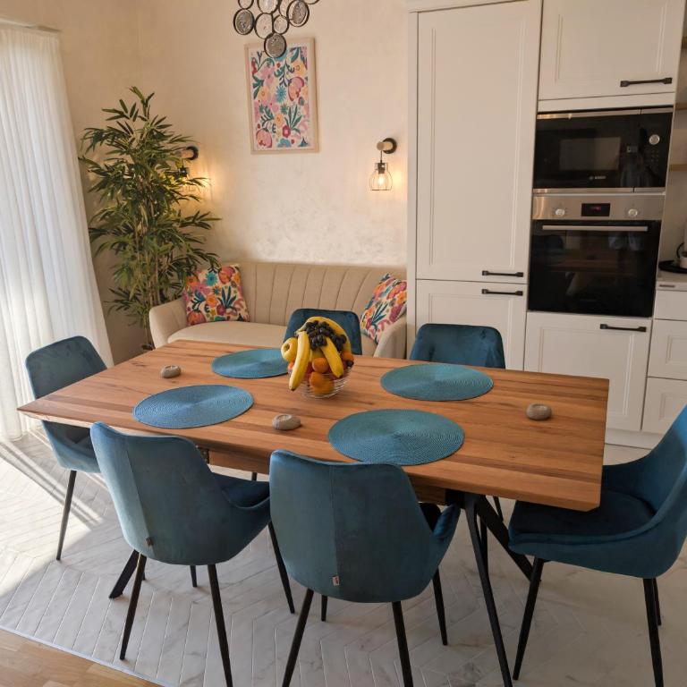 Lux Apartments Harmonia - Three-Bedroom Deluxe Apartment - 8