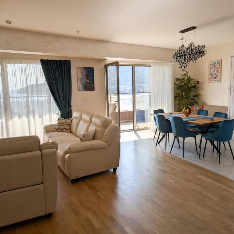 Lux Apartments Harmonia - Three-Bedroom Deluxe Apartment - 10