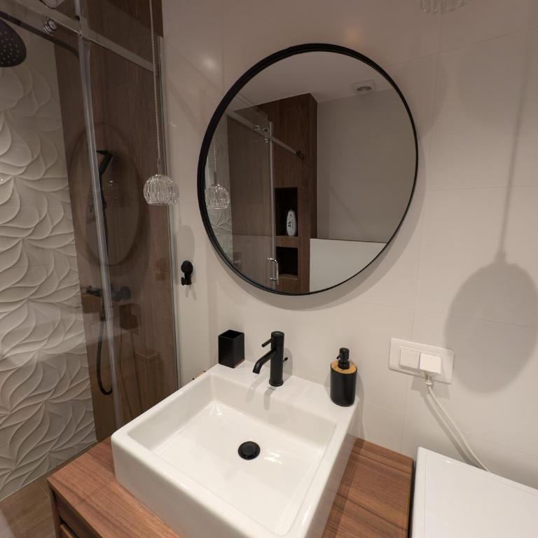 Lux Apartments Harmonia - Three-Bedroom Deluxe Apartment - 28