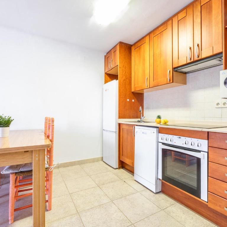Apartamento Familiar con Climatización y Aparcamiento Cerca de la Playa - ES-325-20 - Apartment - 10