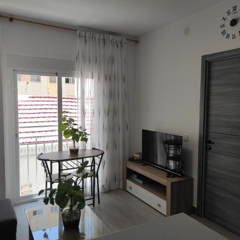 Con terraza y muy cerca de la playa,centro y estación de tren - Casa de 4 dormitorios - 1