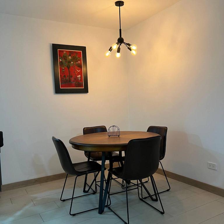 Depa de 3 dormitorios con piscina, jacuzzi y parking gratis - Three-Bedroom Apartment with Balcony - 22