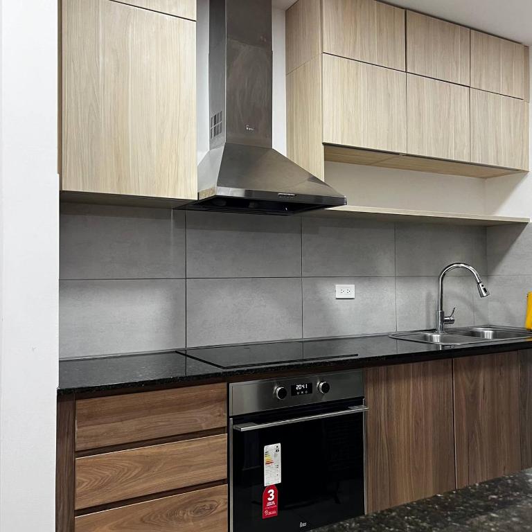 Depa de 3 dormitorios con piscina, jacuzzi y parking gratis - Three-Bedroom Apartment with Balcony - 9