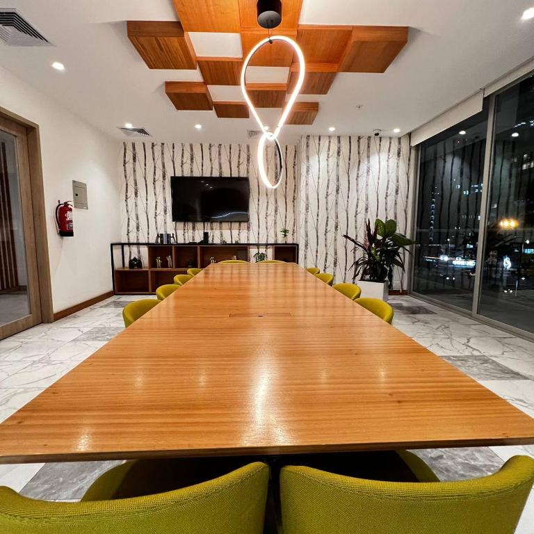 Depa de 3 dormitorios con piscina, jacuzzi y parking gratis - Three-Bedroom Apartment with Balcony - 56