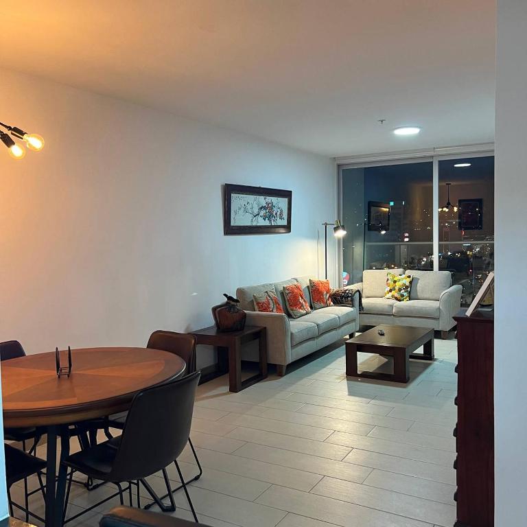 Depa de 3 dormitorios con piscina, jacuzzi y parking gratis - Three-Bedroom Apartment with Balcony - 20